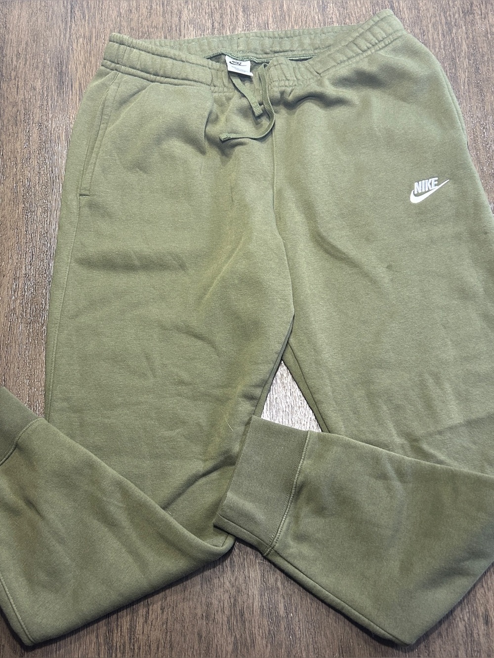 Nike Sportswear Fleece Jogger
Men’s Large Army Green Sweat Pants